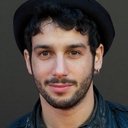 Jonás Berami als Stage Manager