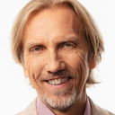 Erik Blix als News Anchor