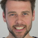 Christopher Poll als Simon