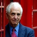 Daniel Ellsberg als Self - Former Aide, Defense Dept., Rand Corp.