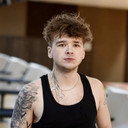 Elijah Collins als Austin