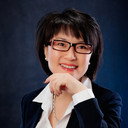 Xuan Zhihong als Mrs. Deng
