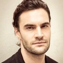 Tom Bateman als Bouc