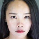 Celia Yinmeng Yu als Lola Liu