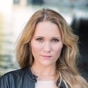 Claire Sermonne als Elke Hammler