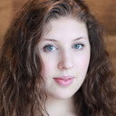 Lucy Orr als Georgia