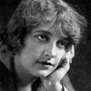 Dolly Larkin als Dr. Jacque Bronner