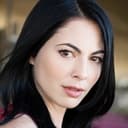 Dani Lennon als Mandy (Barmaid)