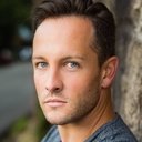 Simon McLachlan als News Desk Anchor