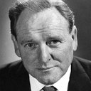 Bernard Lee als M