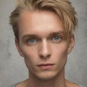 Joshua Oakes-Rogers als Tom