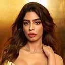 Khushi Kapoor als Pia Jaisingh