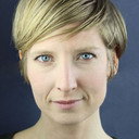 Linnea Bond als Drake Hostess