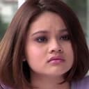 Sharifah Aryana als Leona