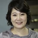Lee Geum-hee als MC