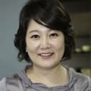 Lee Geum-hee als Radio DJ