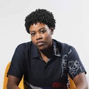 Ace Dionne als Detective Brie Simpson