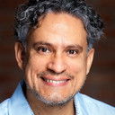 Luis del Valle als Dominican Veterinarian