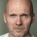 Barry Aird als Newspaper Vendor