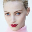Sarah Gadon als Kari