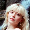 Maisie Peters als Maisie Peters