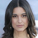 Julia Jones als Leah