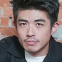 Danny Liang als Stage Manager Allen
