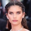 Sara Sampaio als Eve Teschmacher