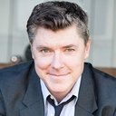 Chris Cox als Lead Agent (voice)