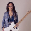 Lari Basilio als Guitar
