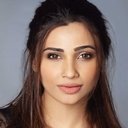 Daisy Shah als Sanjana Singh