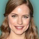 Willa Fitzgerald als Mae Lenihan