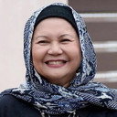 Raja Azmi als Puan Azza