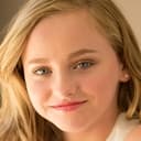 Madison Wolfe als Young Serena