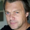 Éric Viellard als Le patron du Café Chanté