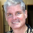 Tom Kane als Narrator Smurf (voice)