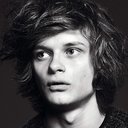 Charlie Tahan als Ethan