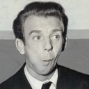 Gus Schilling als John