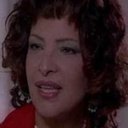 Hanan ElTaweil als woman in the hair shop