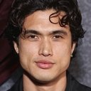 Charles Melton als Hawaii