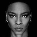 Jessica Betts als N'ceba Bathadwa