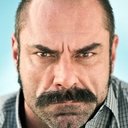 Conan Stevens als US Ambassador's Bodyguard 1