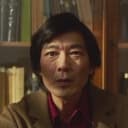 Tom Yang als Professor Motani