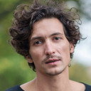 Alin Popa als HueyLewis / Jeffrey Epstein Sagdiyev