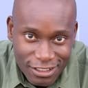 Rawle D. Lewis als Security Guard