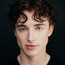 Olly Atkins als Freddie O'Connell