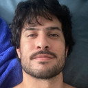 Caio Capilé als João