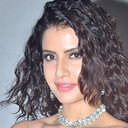 Smriti Kalra als Simran "Simi/Simo" Sethi Taneja