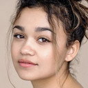 Madison Bailey als Izzy