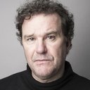 Douglas Hodge als Sir Robert Loxley